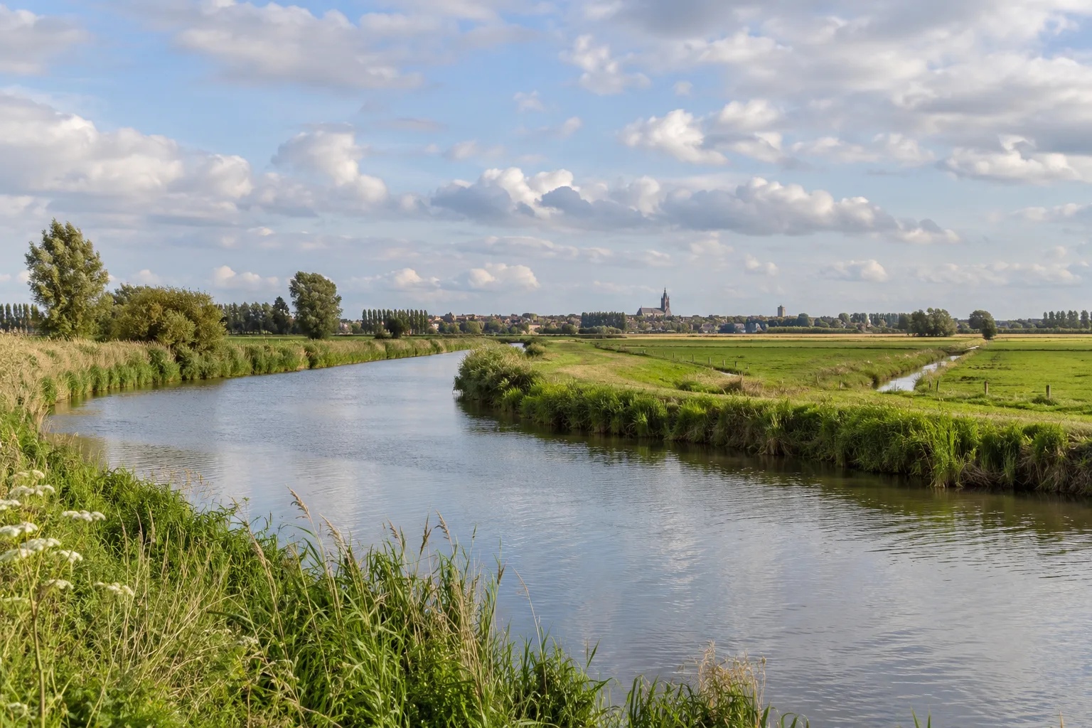 De IJzer slingert door het open polderlandschap rond Diksmuide