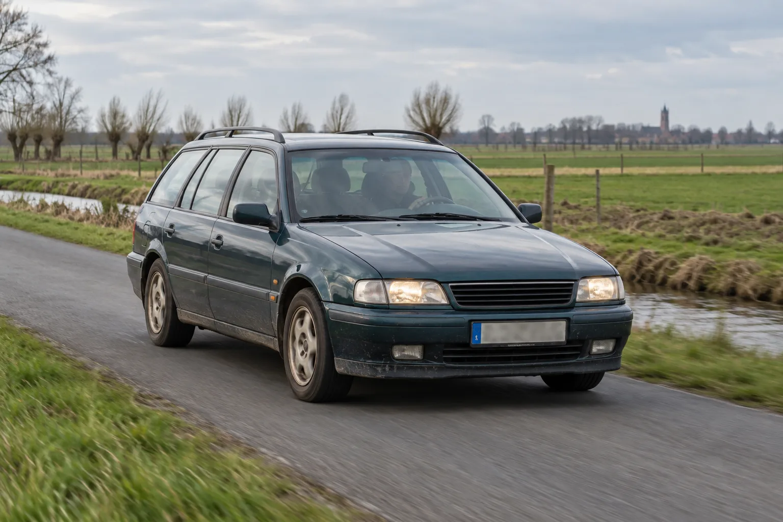 Een oudere dieselwagen langs een landelijke weg in de Westhoek bij Diksmuide